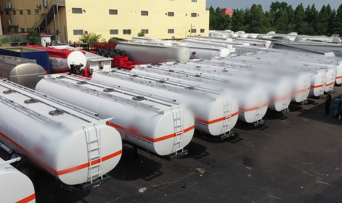 A large number of oil tanker semi-trailers are about to be shipped to West African countries.