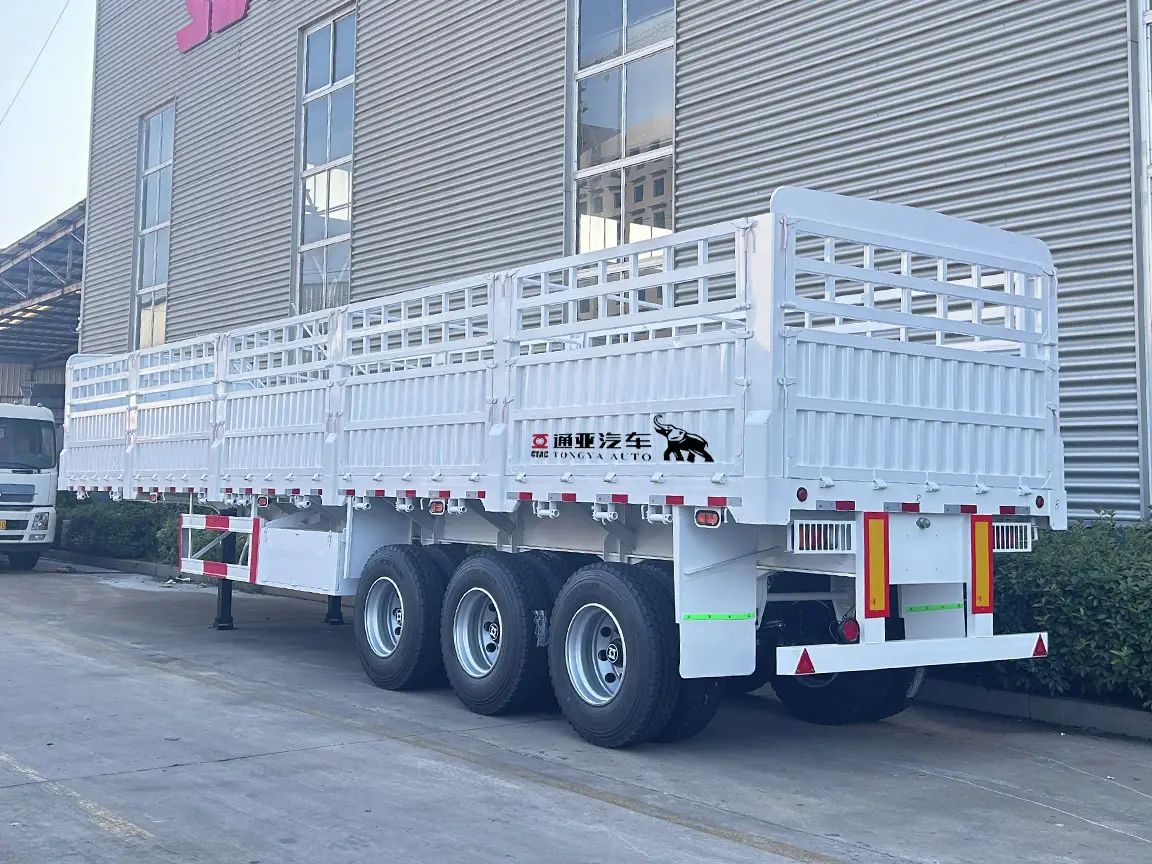 Semi-remorque à ridelles pour le transport de marchandises en vrac, à 3 essieux