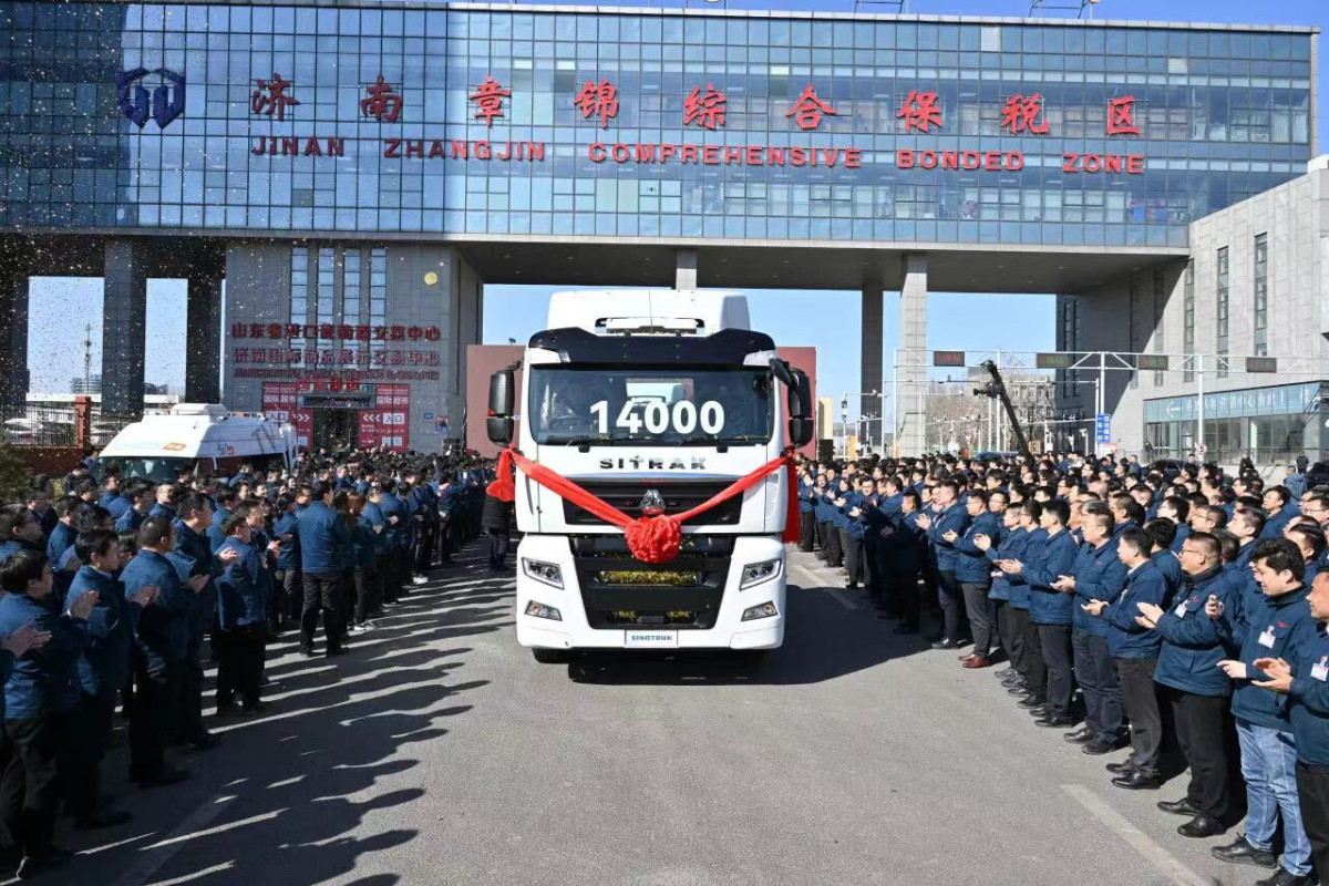 On the afternoon of Oct.jpg On the afternoon of Oct. 31, the ceremony for the celebration of “SINOTRUK’s breakthrough of exporting 10,000 trucks in a month in China” was held in Jinan, China. Mr. Tan Xuguang Chairman of SINOTRUK Group, as well as more than 300 overseas dealers and c