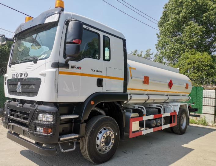 HOWO TX 6X4 FUEL TANK TRUCK