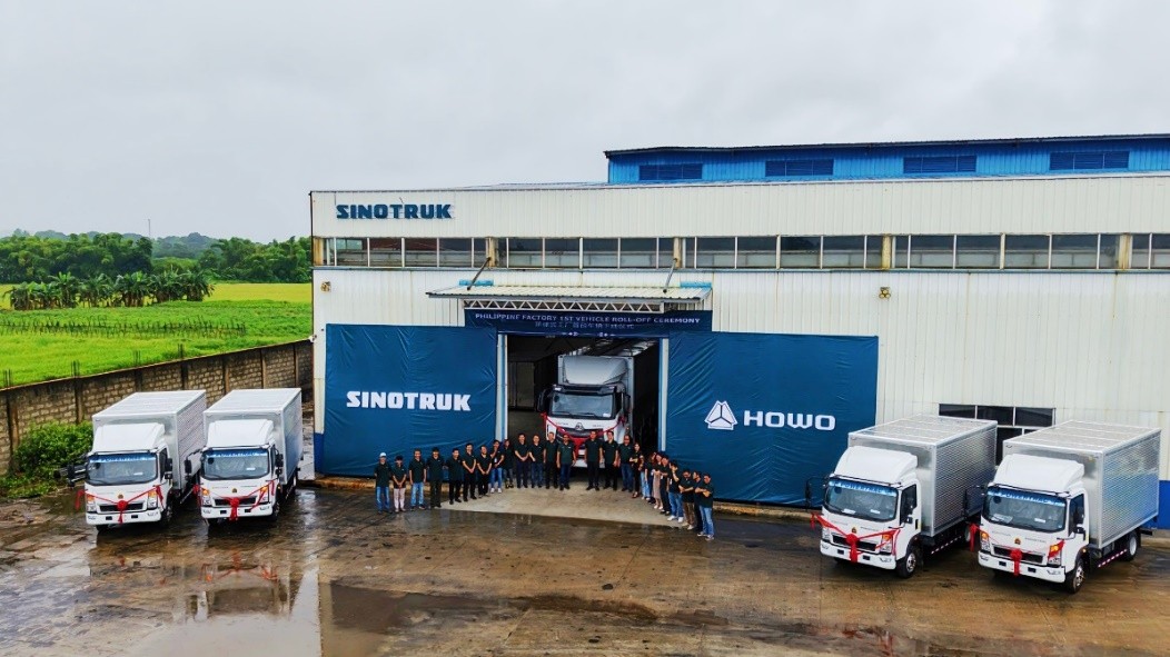 The first complete vehicle of SINOTRUK's Philippine assembly plant successfully rolled off the production line.
