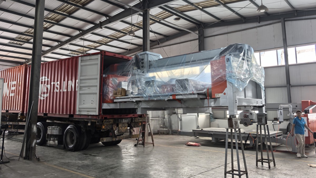 Conteneur de scie à pont CNC 5+1 axes GQ‑3720ESM chargé pour livraison en Australie