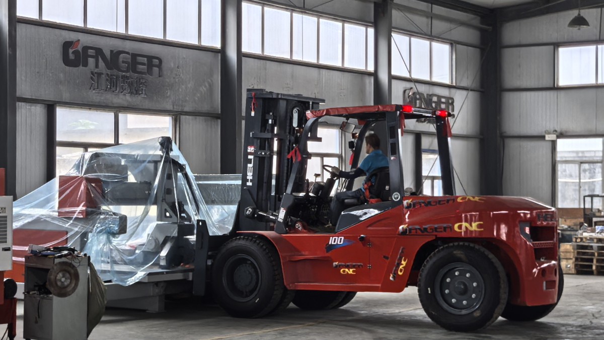 Commande répétée : la machine de découpe CNC de pierre à 4 axes 3320B expédiée en Roumanie