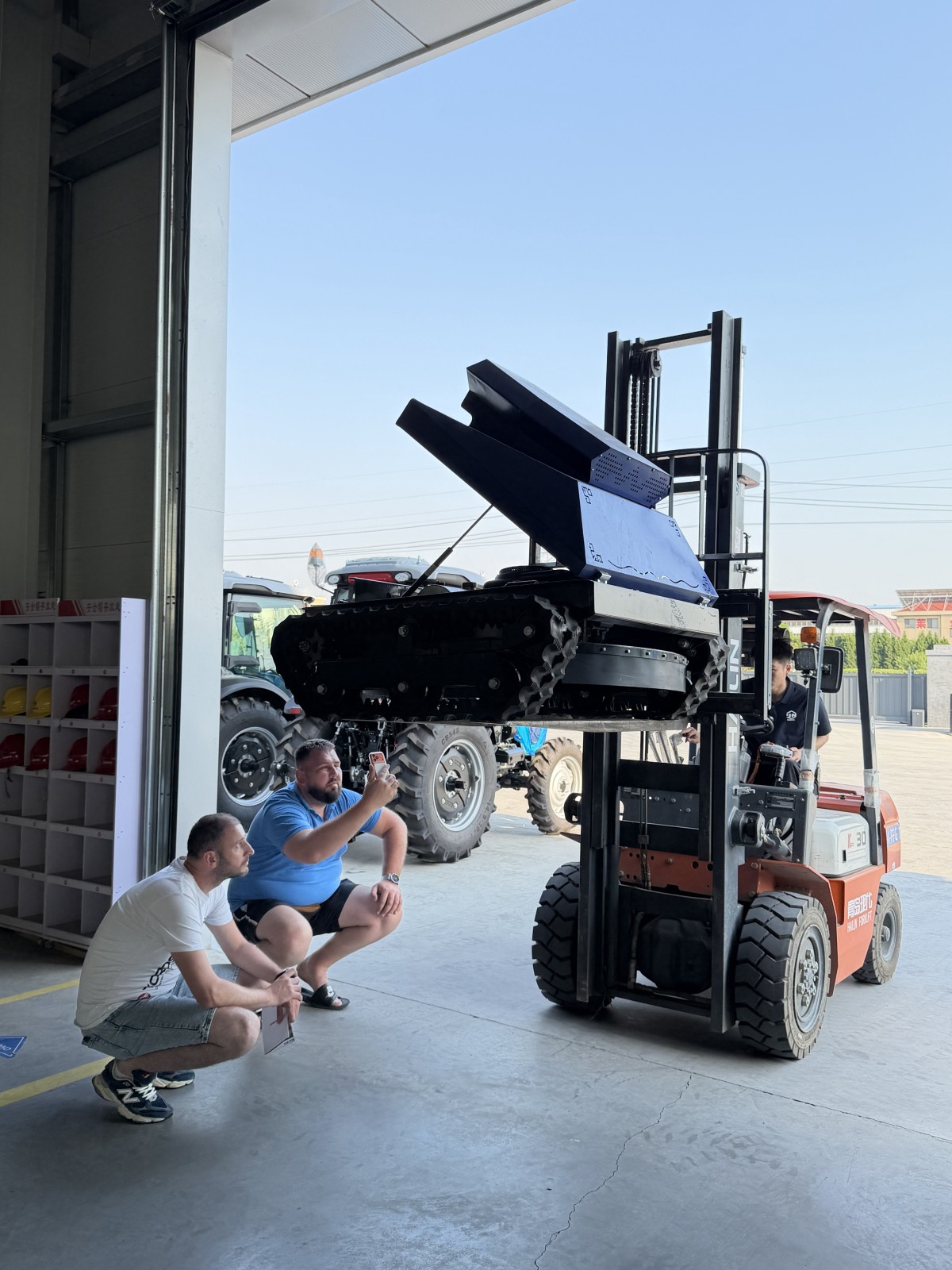 微信图片_20260603091255_179_4 Client Visit to RAISO Factory: Exploring Forklifts, Tractors, and Lawn Mowers for Future Cooperation