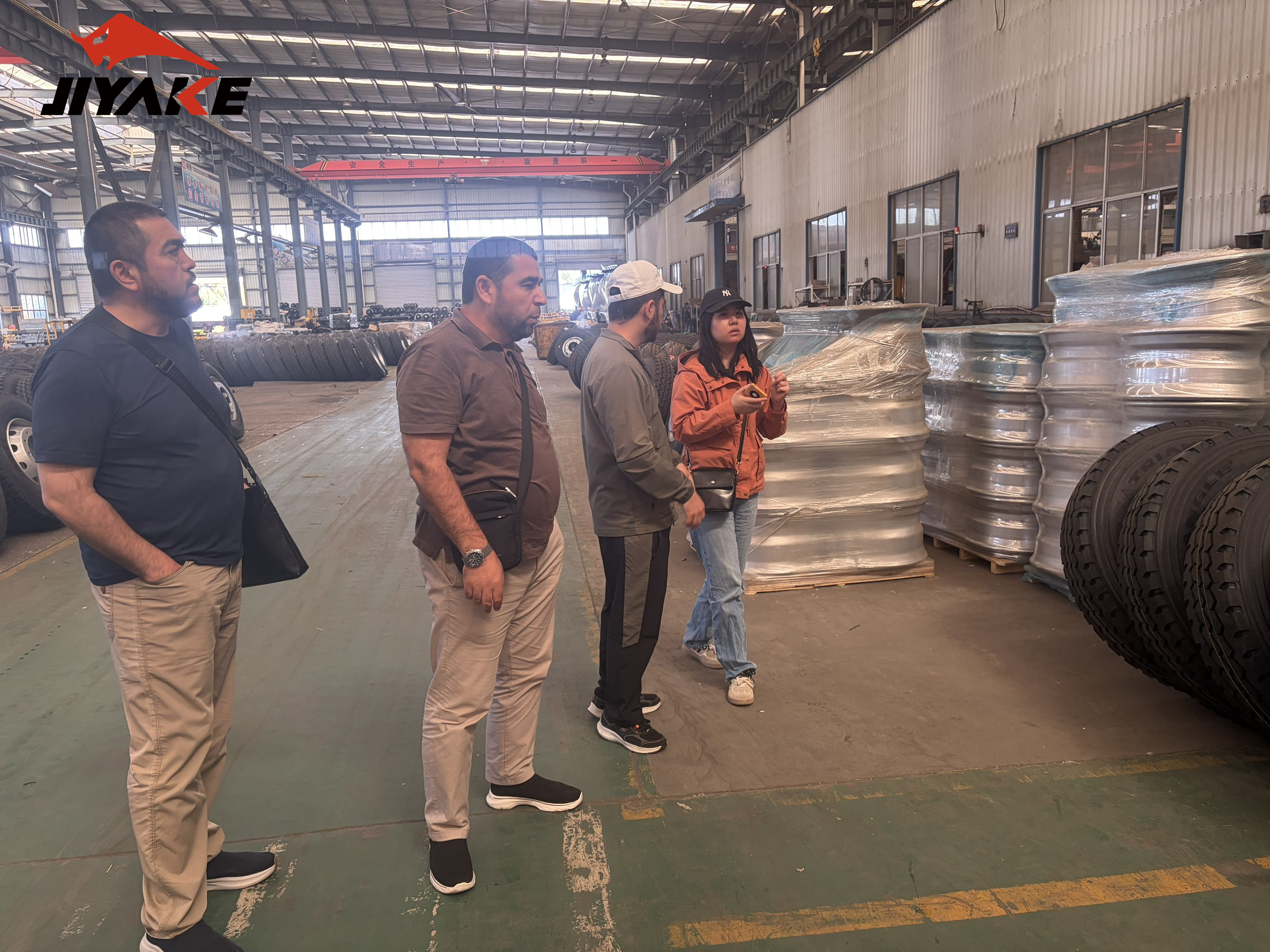 Un client ouzbek visite l’usine Jiyake pour inspecter une semi-remorque citerne à carburant