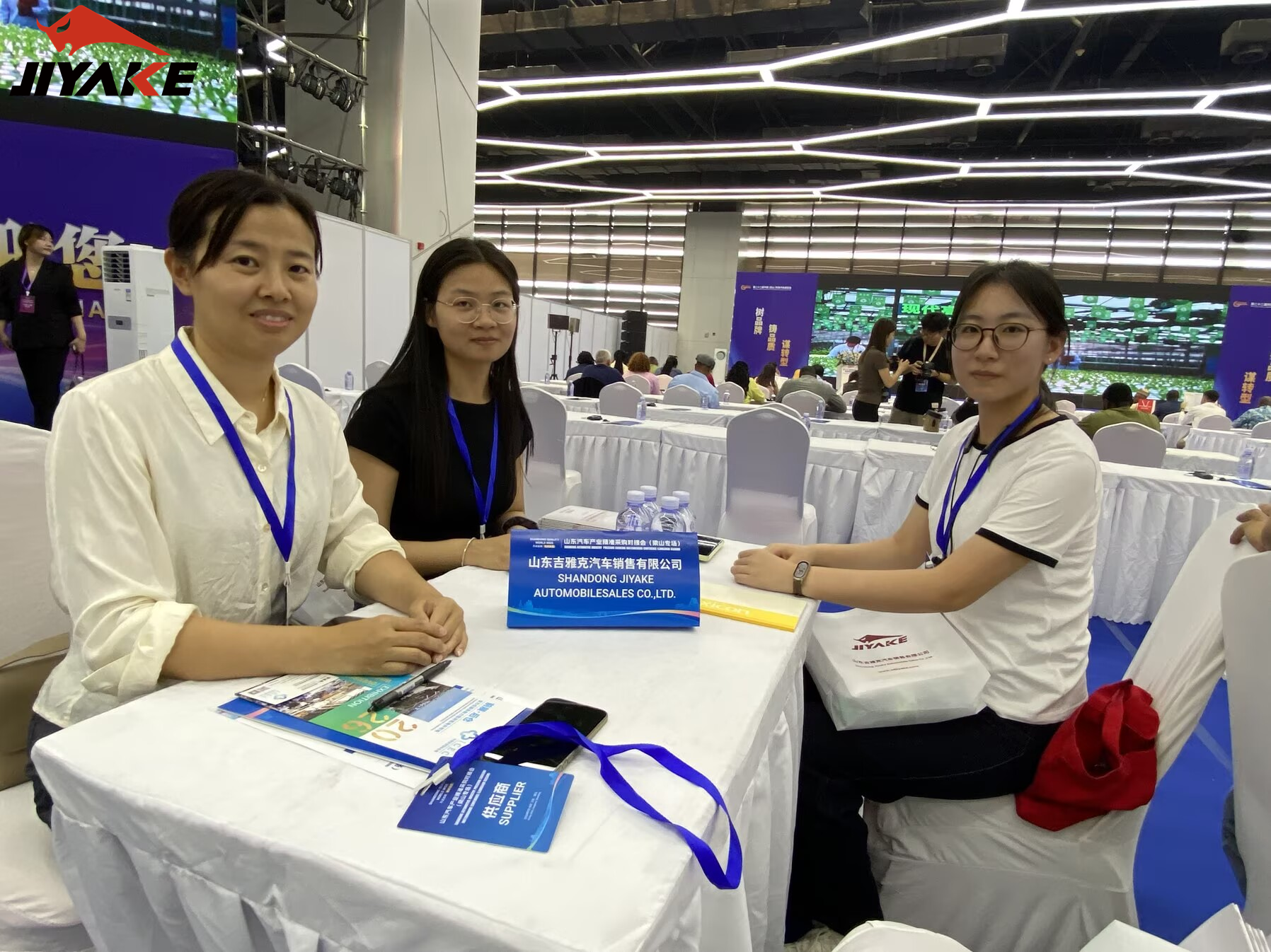 Shandong Jiyake Showcases Premium Commercial Vehicles & Trailers at Liangshan Automotive Exhibition