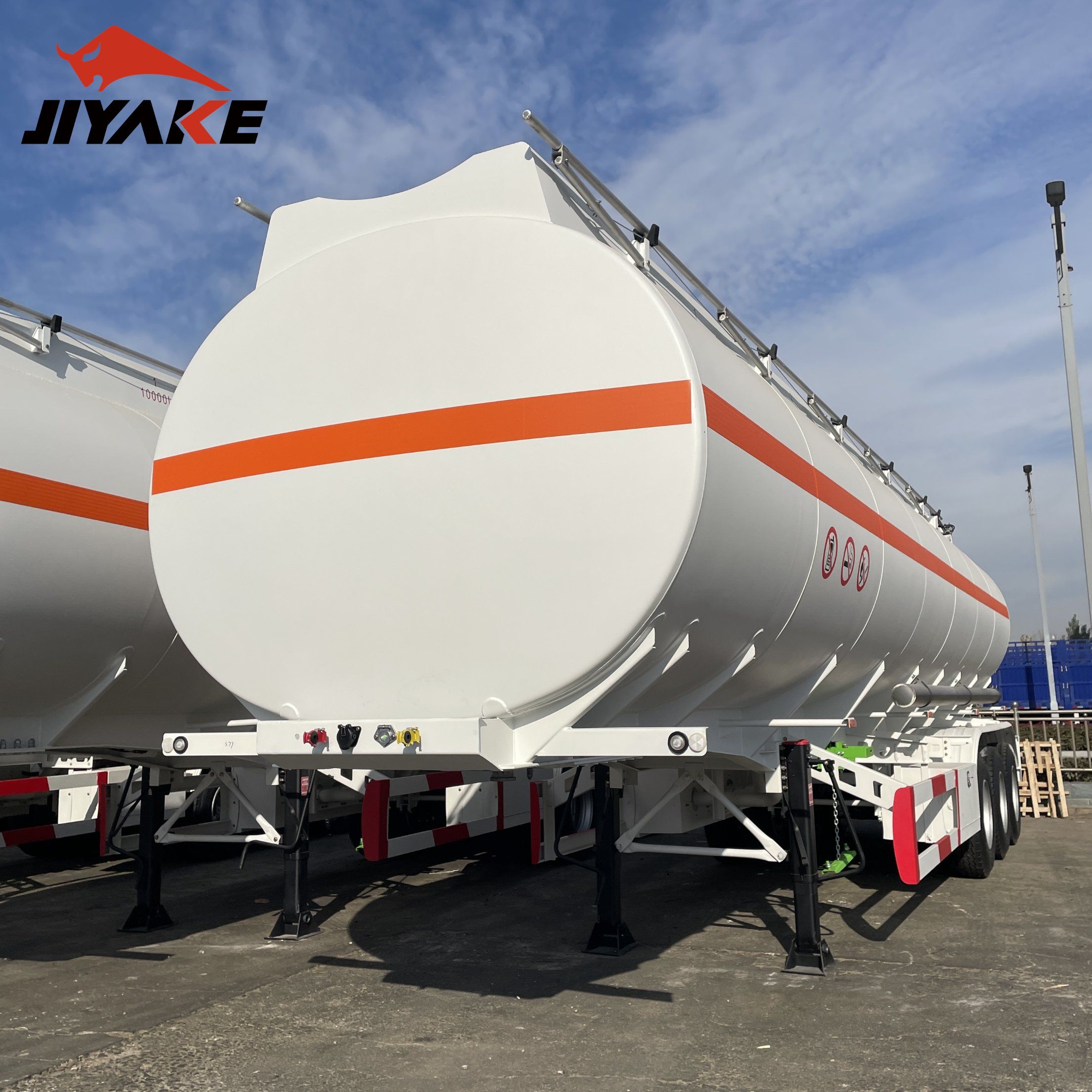 Aluminum vs. Carbon Steel Fuel Tanker Trailers: Which Should You Buy?