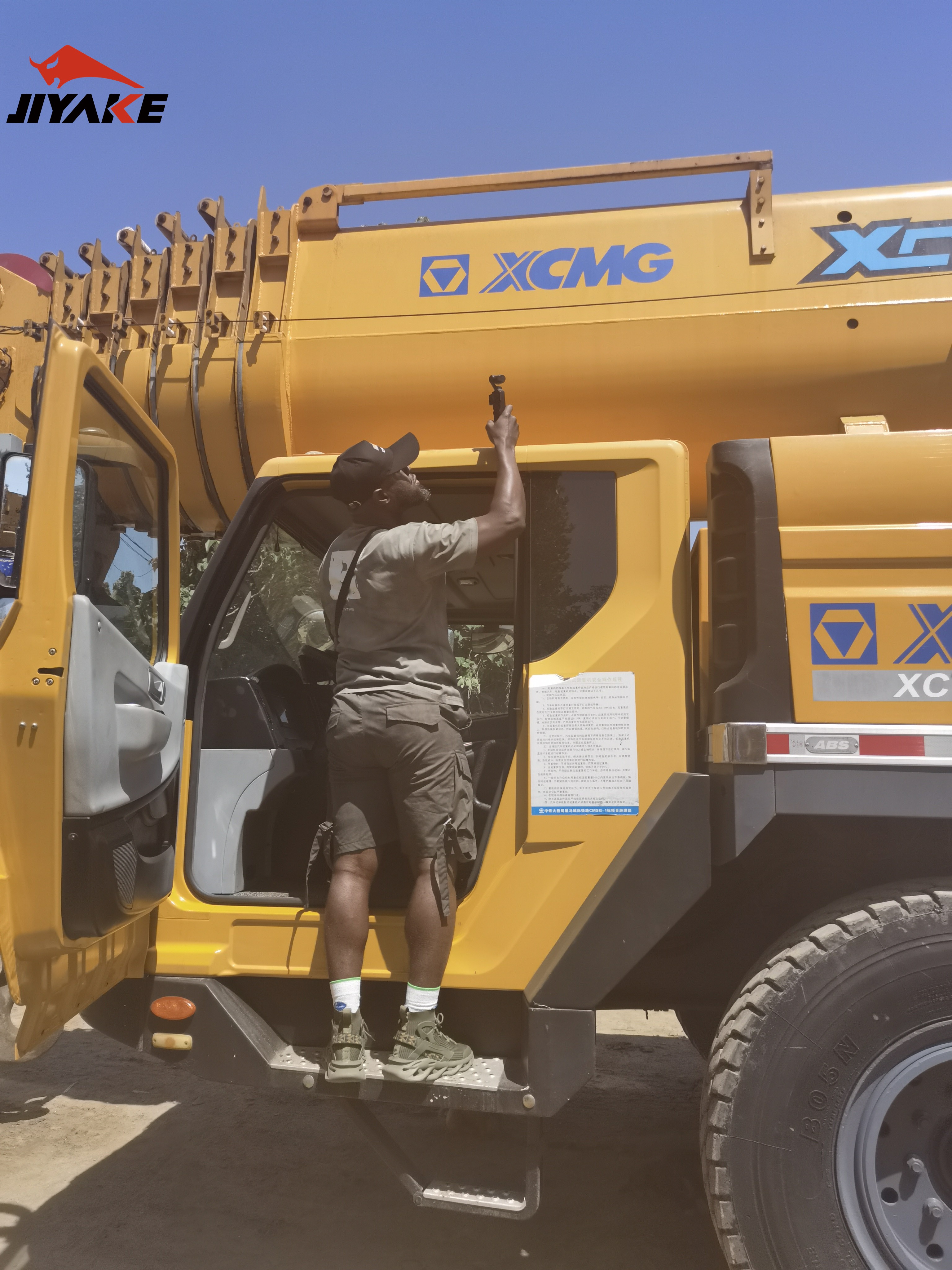 Un client ghanéen visite JIYAKE pour inspecter des grues mobiles XCMG : développement des partenariats en Afrique Un client ghanéen visite JIYAKE pour inspecter des grues mobiles XCMG : développement des partenariats en Afrique