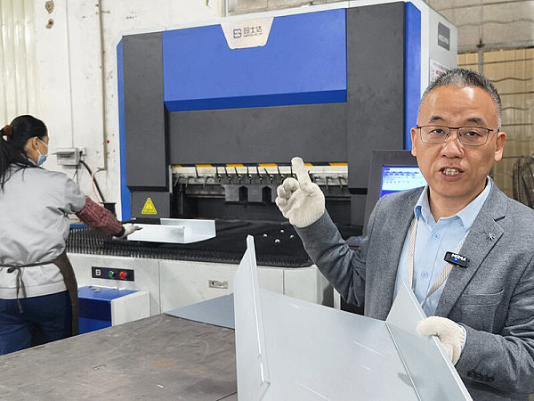 Máquina plegadora totalmente automática para taller de procesamiento de hardware.