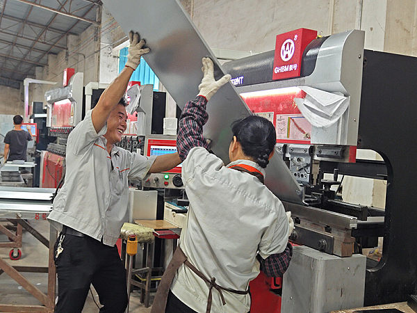Máquina dobladora CNC en taller de procesamiento de chapa metálica