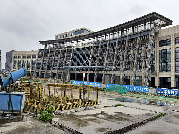 Construcción en el sitio del proyecto del nuevo hospital