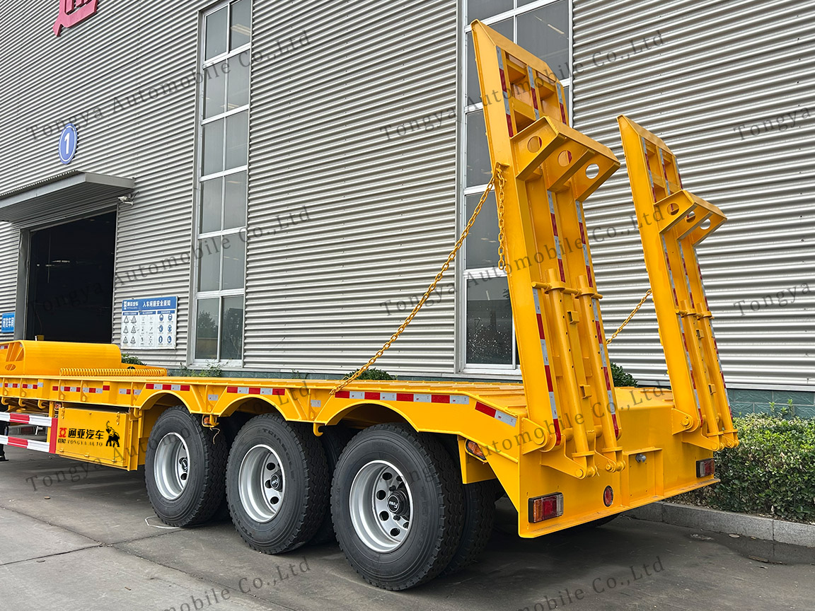 Remorque semi-surbaissée à 3 essieux pour équipements lourds