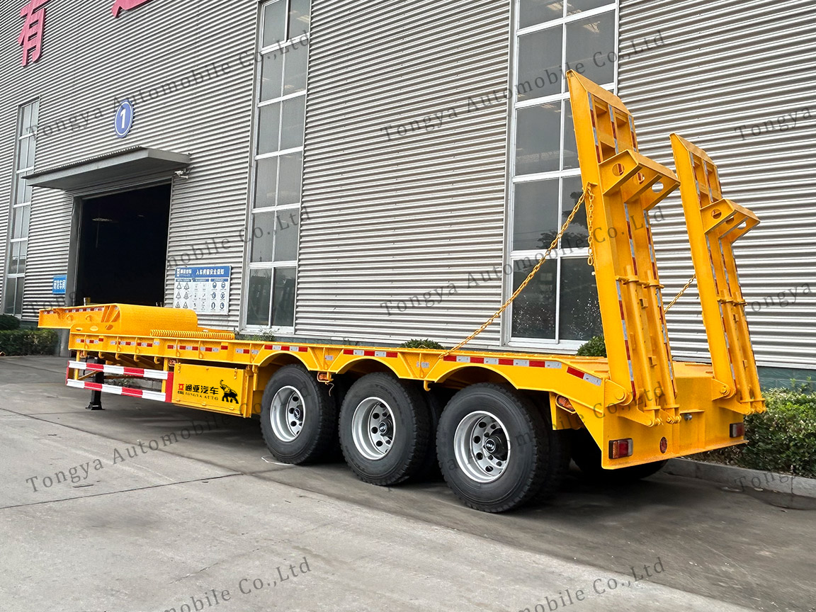 Remorque semi-surbaissée à 3 essieux pour équipements lourds