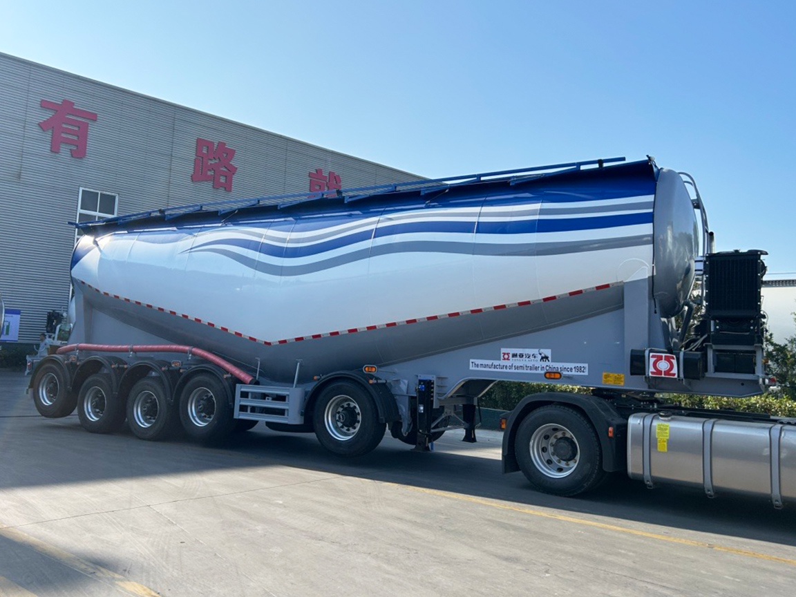Semi-remorque-citerne à ciment en vrac de 49 m³