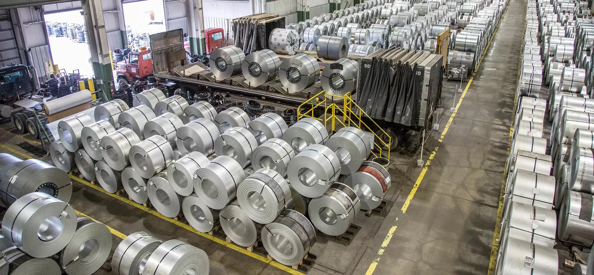 Aluminum coils can be classified from multiple dimensions, mainly including chemical composition, processing status, surface coating and use. The following is a detailed classification introduction: