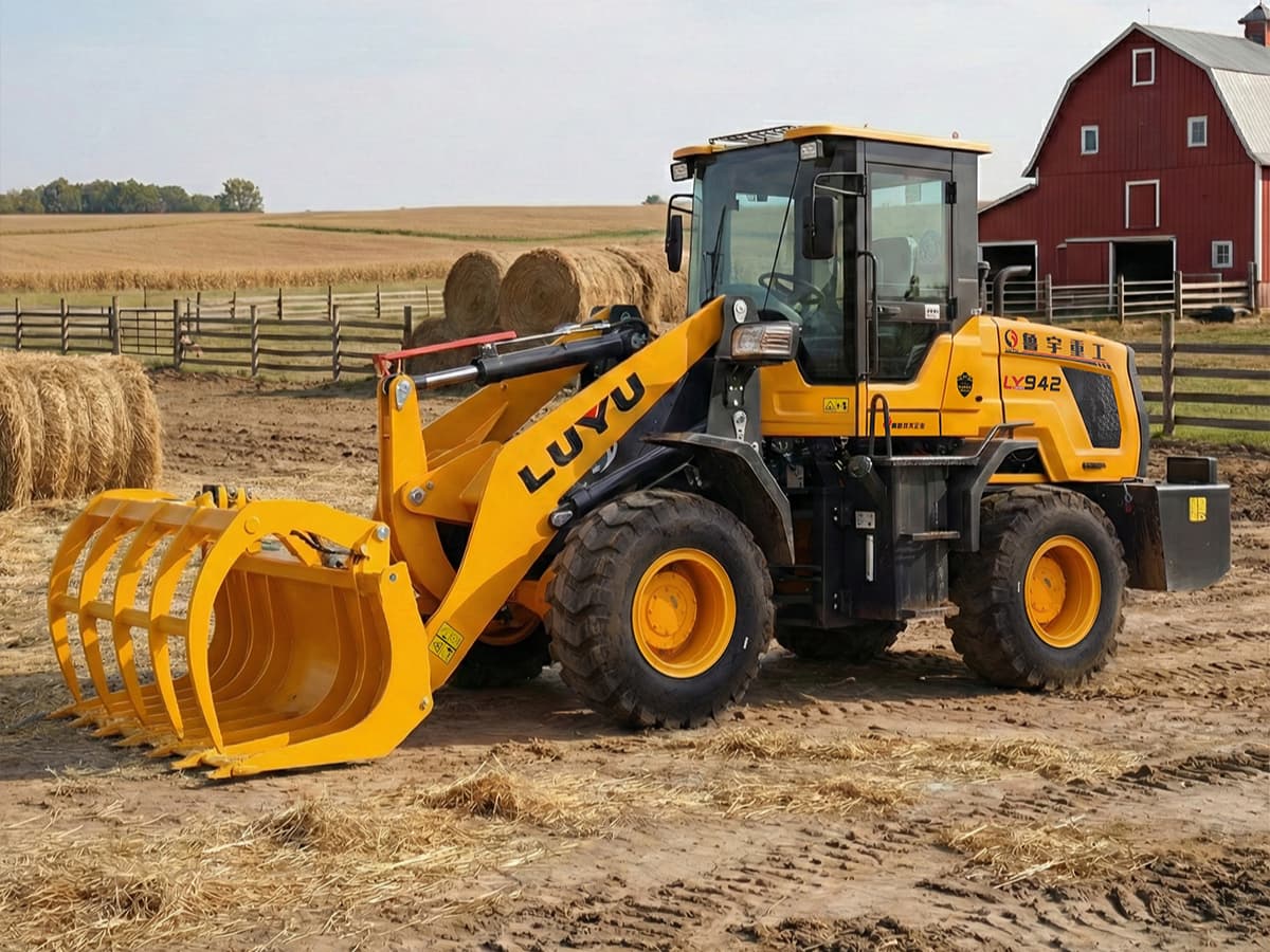 Stop Wasting Labor: How the LUYU LY942 Farm Wheel Loader Changes the Game for Livestock Barns