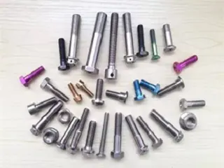 Extrusion of titanium screw by hydrostatic Technology
