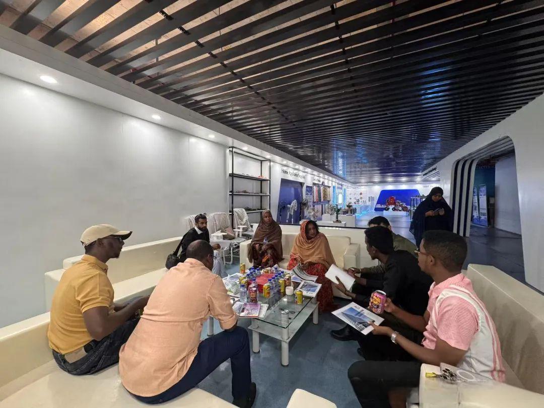 Djibouti Cross -border E -commerce Exhibition Center successfully held a product promotion meeting. East Africa customers gathered to explore business opportunities