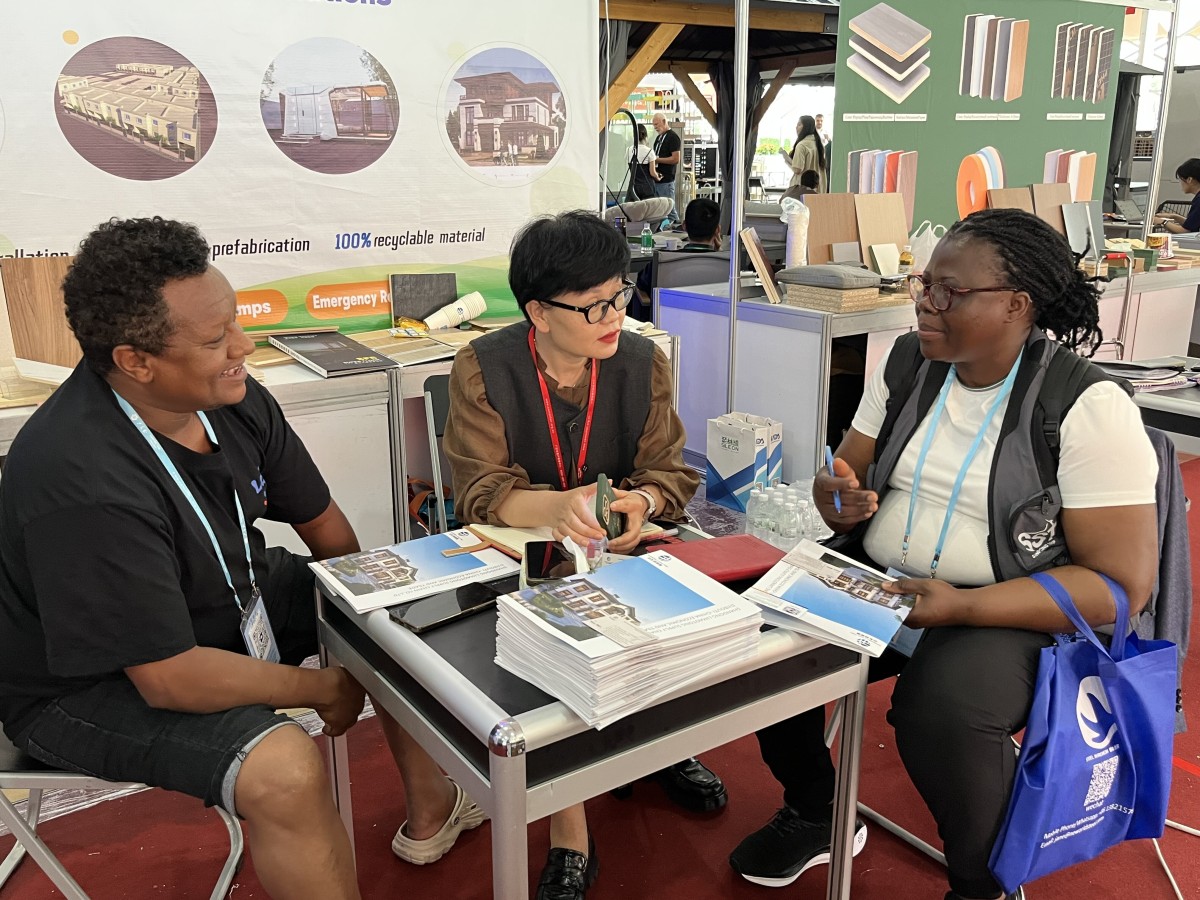 Shandong Limaotong Shining Second Canton Fair, prefabricated building exhibits attractless countless attention (en anglais)