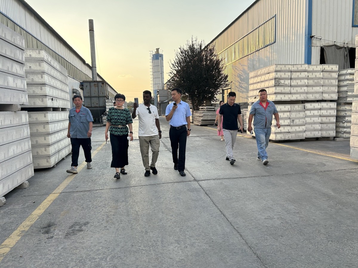 La coopération entre la Chine et l'Égypte dans le domaine des matériaux de construction franchit de nouvelles étapes : Des marchands éthiopiens visitent notre entreprise et négocient une coopération