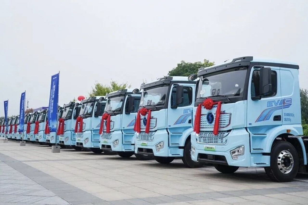 SHACMAN Signs 1,000 New Energy Heavy Truck Orders and Delivers First Batch