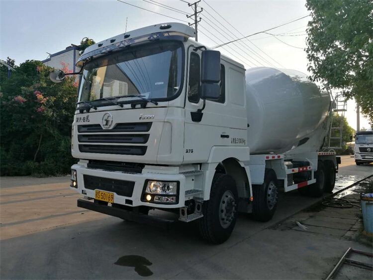 Camion malaxeur de ciment F3000 8x4