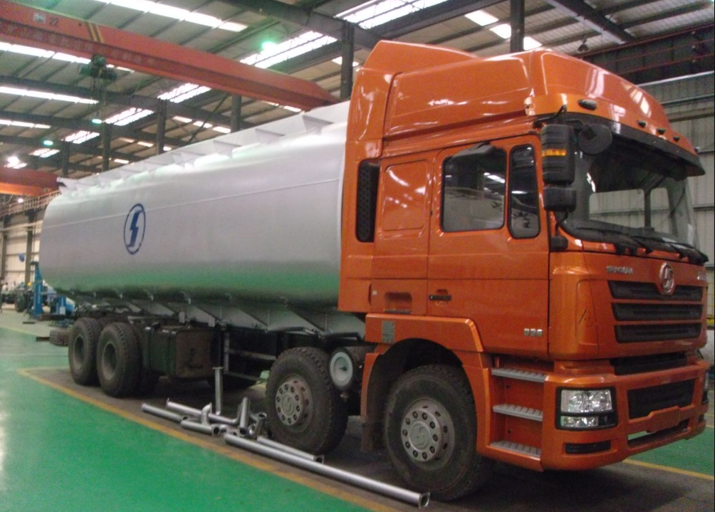 F3000 Camion-citerne à pétrole 8x4