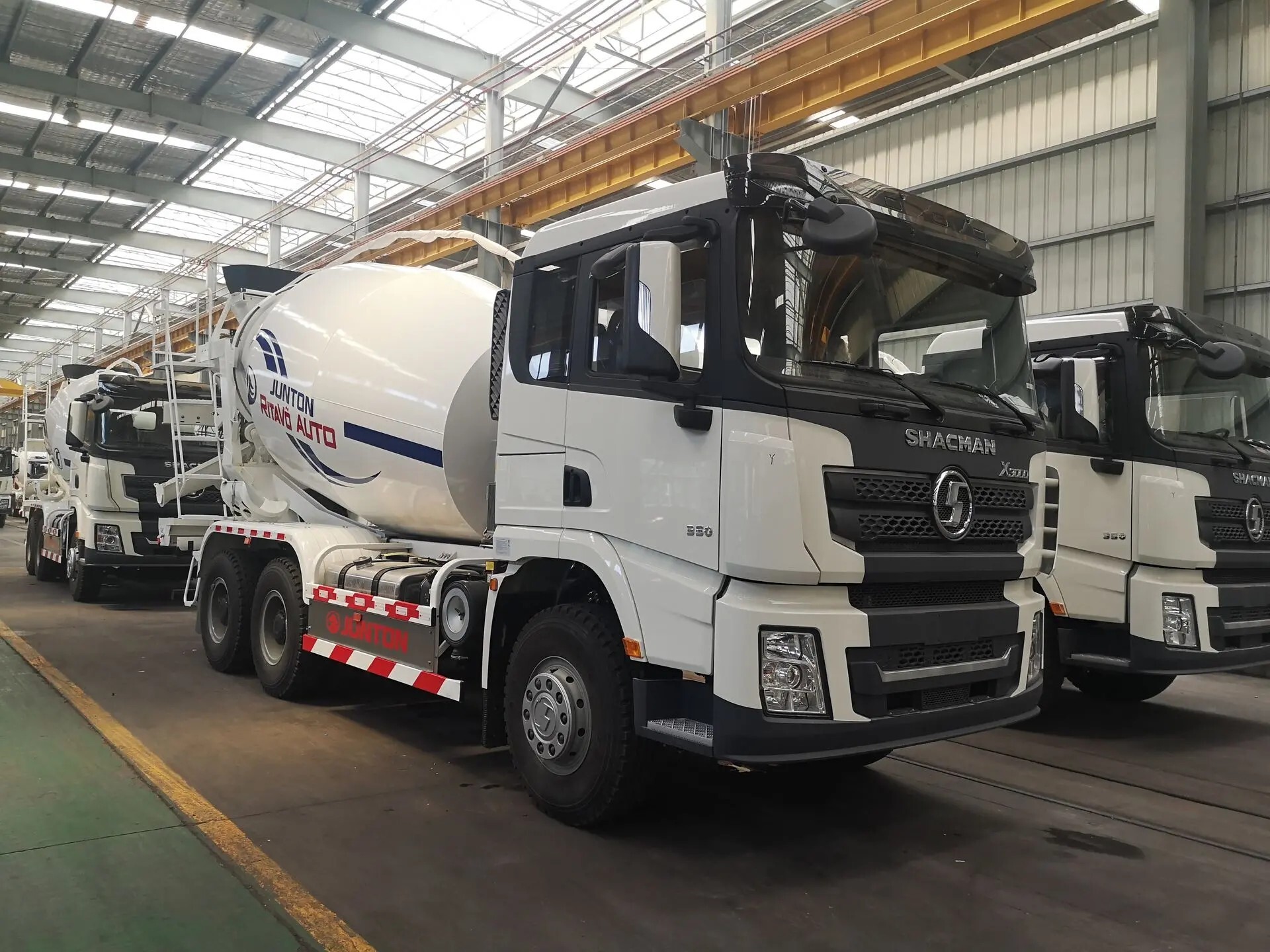 Camion malaxeur à béton X3000 6x4