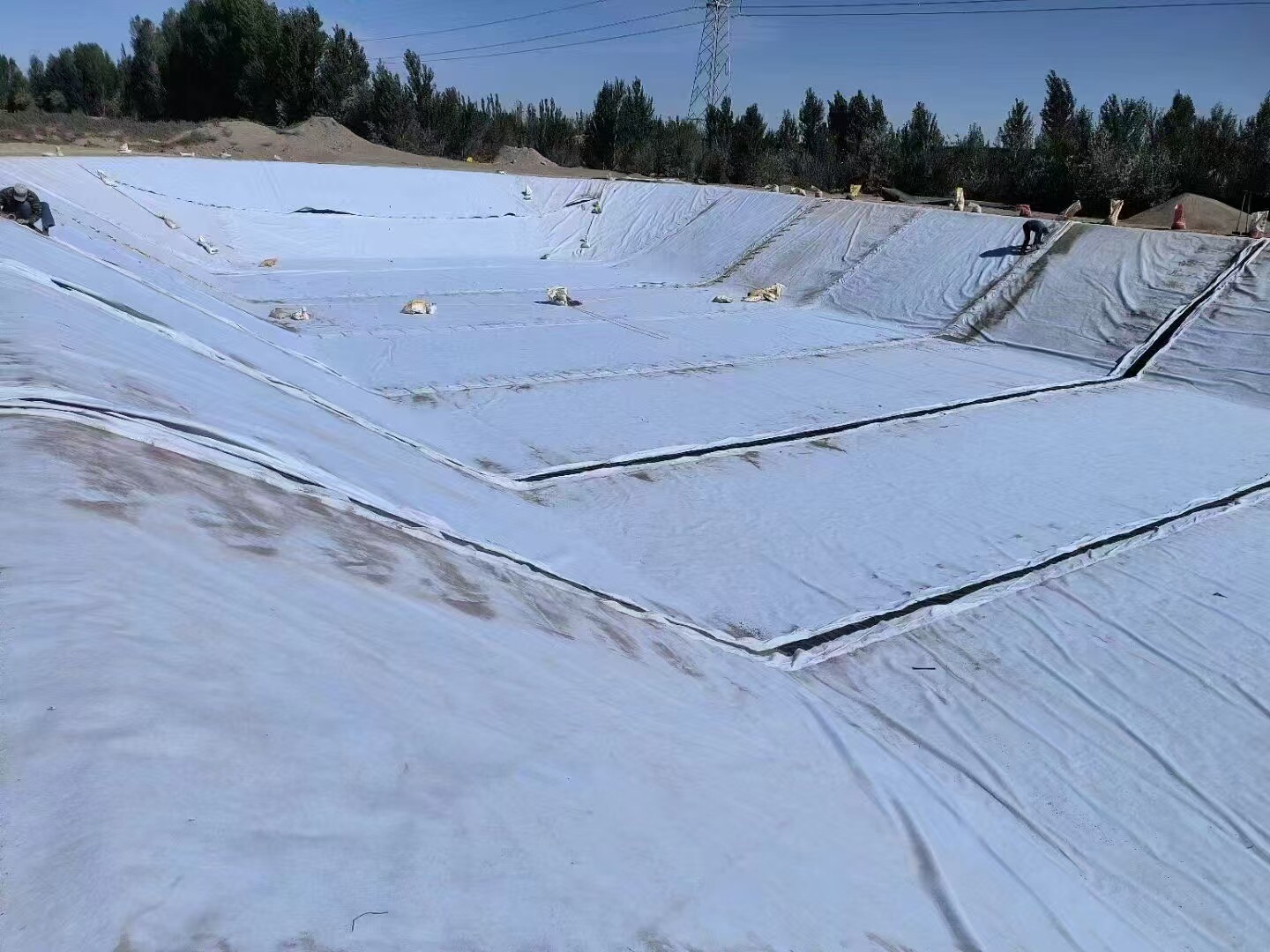 Construção de piscina de armazenamento de água em Gansu quase concluída com geomembrana composta padrão nacional de 800g