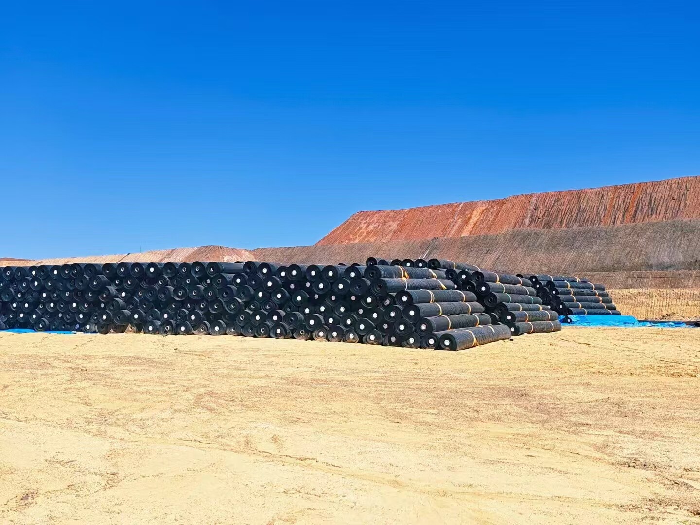 150 000 m² de géomembrane texturée en PEHD HONGYUE pour le projet énergétique de Chevron en Arabie Saoudite