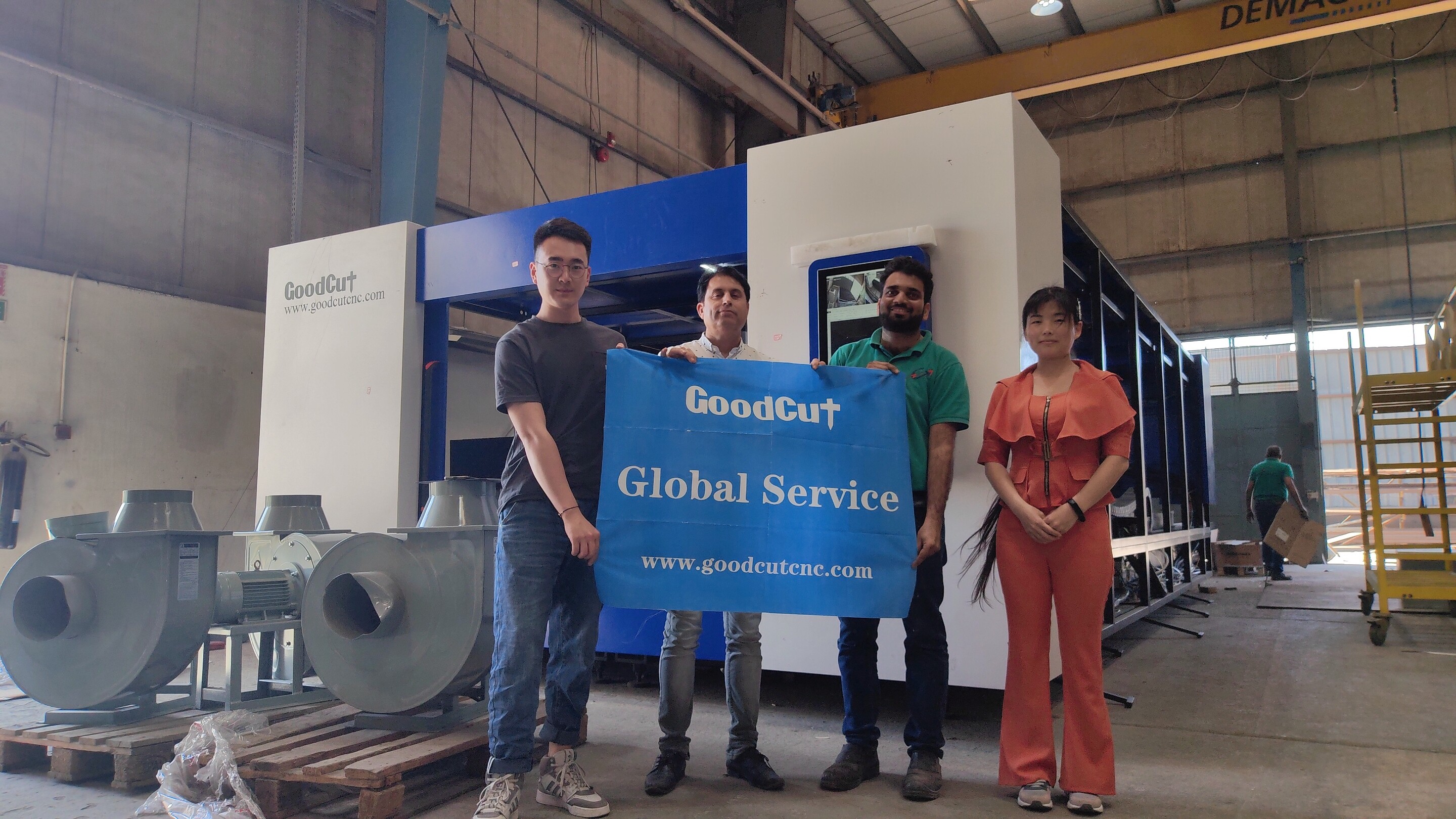 Un ingénieur de GoodCut se rend aux Émirats arabes unis pour aider un client à installer une machine et à assurer une formation
