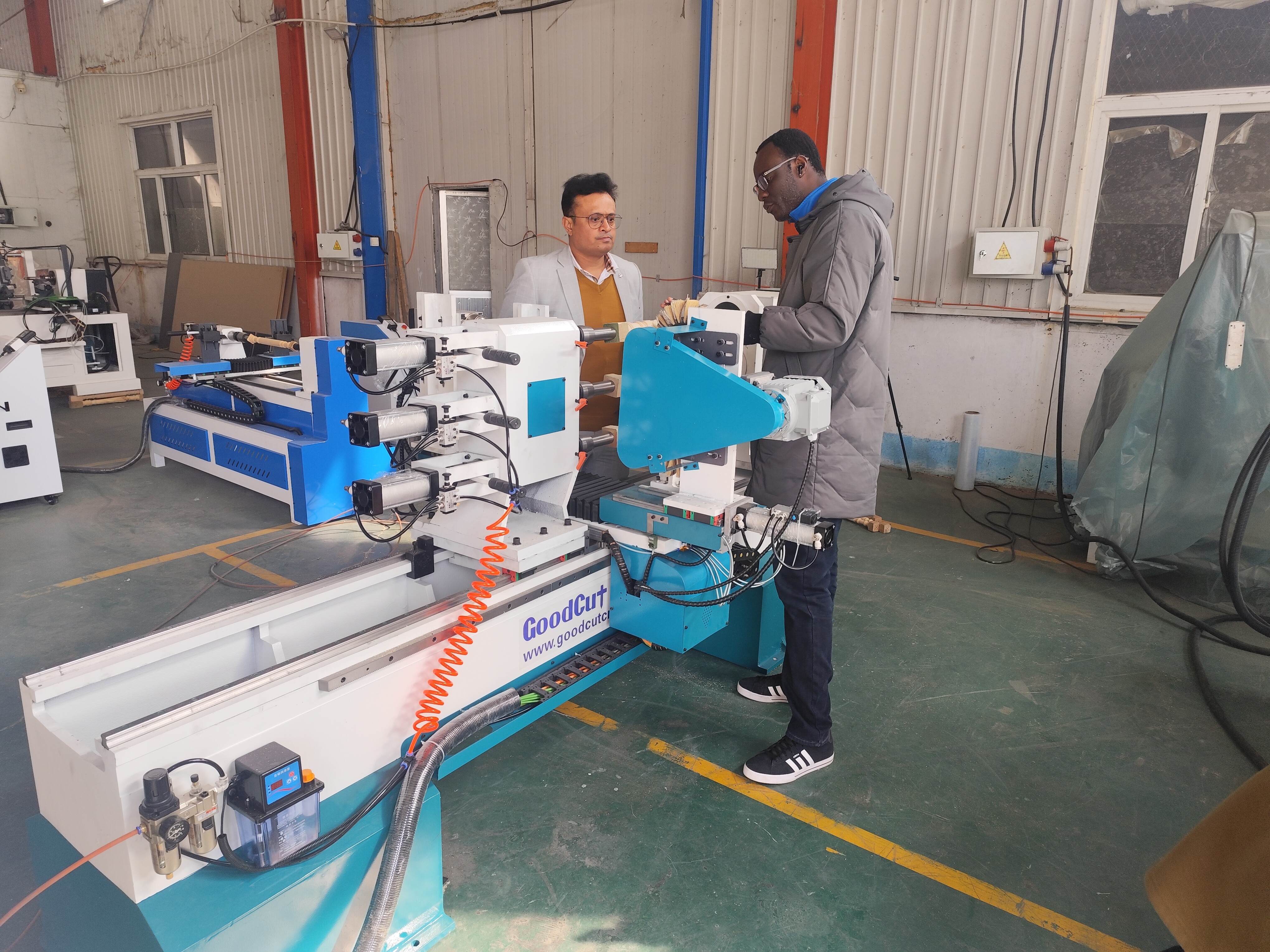 Un client indien visite l'entreprise et l'usine GoodCut