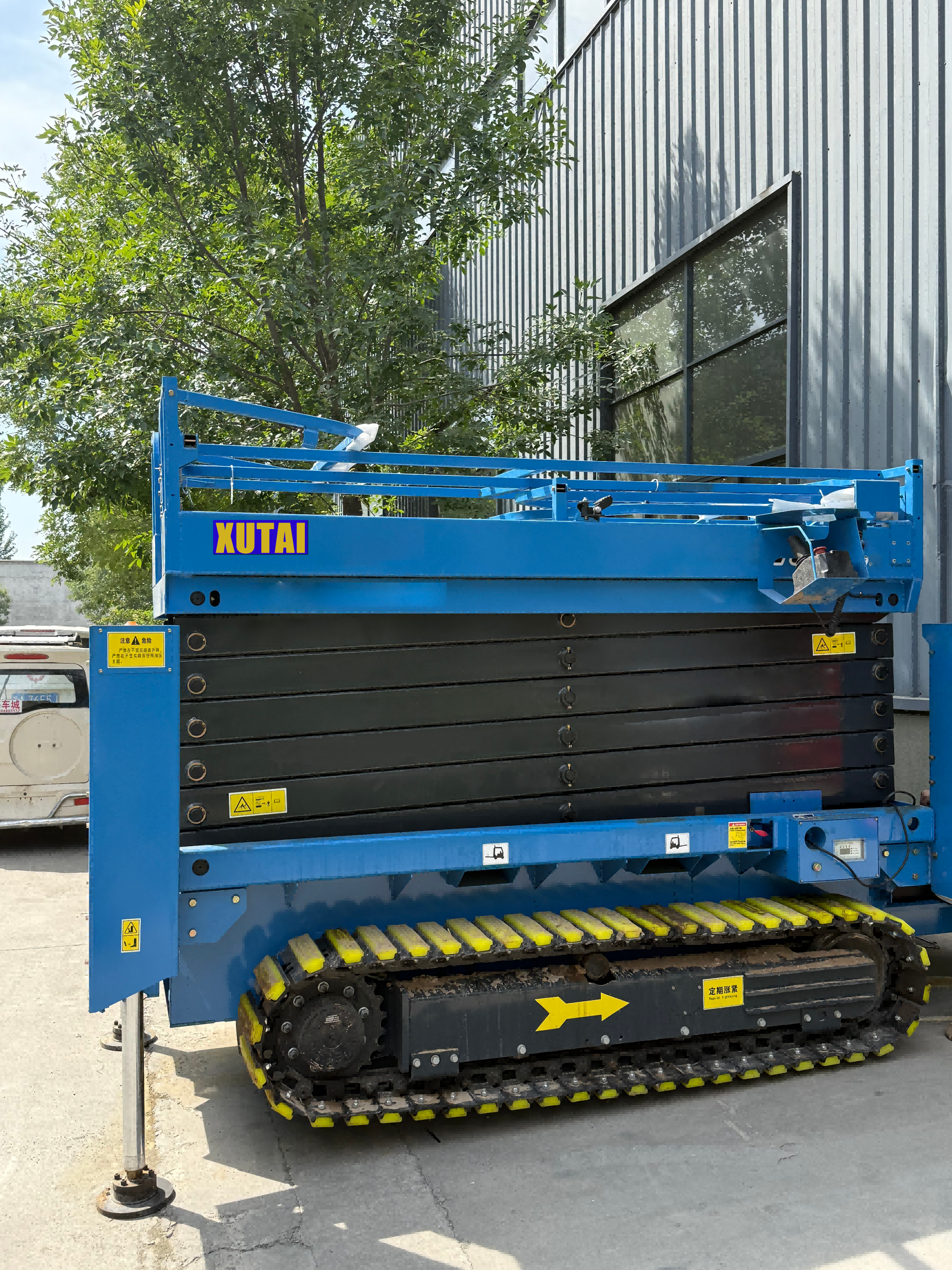 Wear-resistant, easy to maintain safe and efficient tracked scissor lift 8m platform height 450kg load capacity