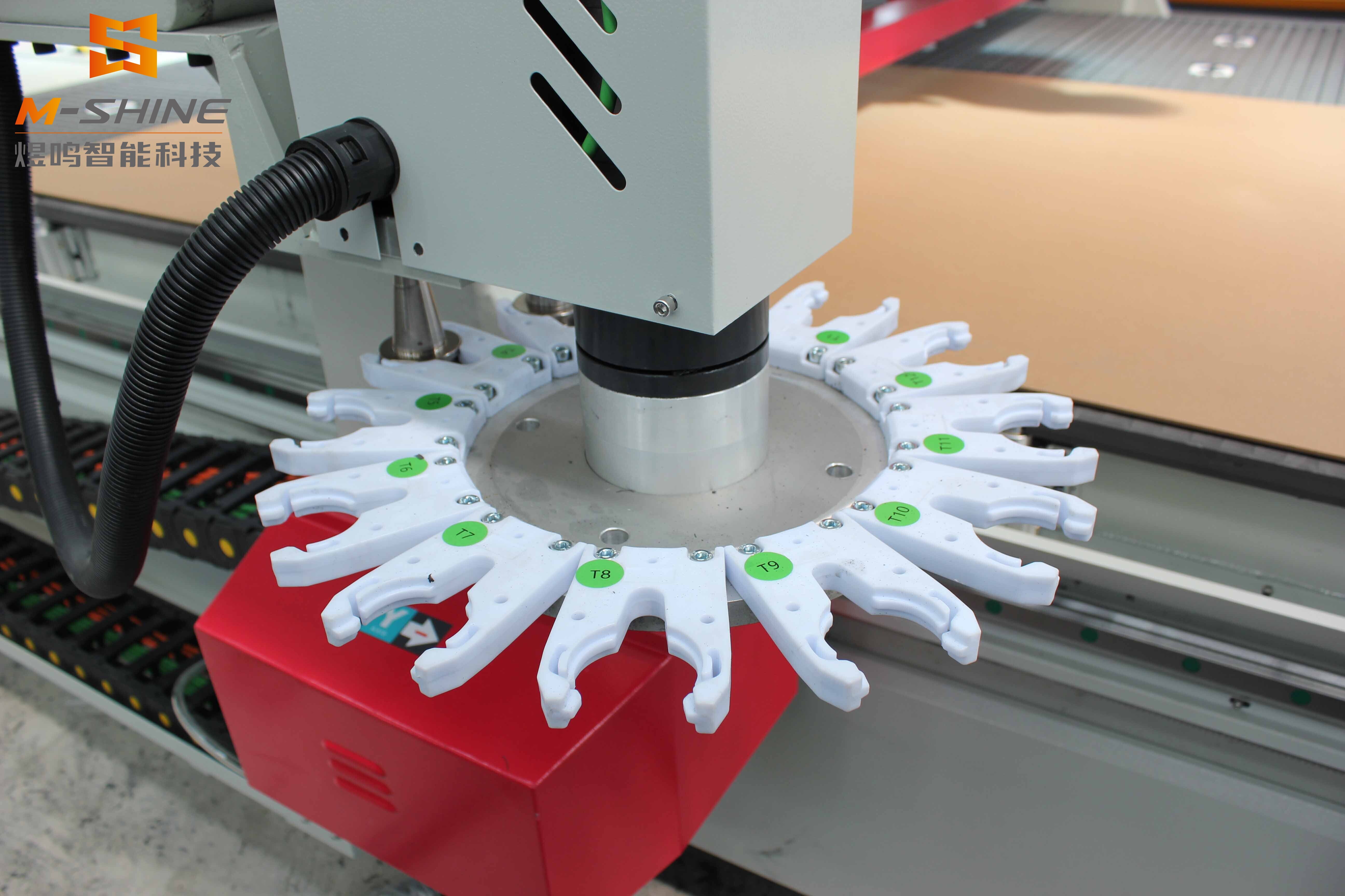How to choose between a circular tool magazine and a straight tool magazine for a CNC router?