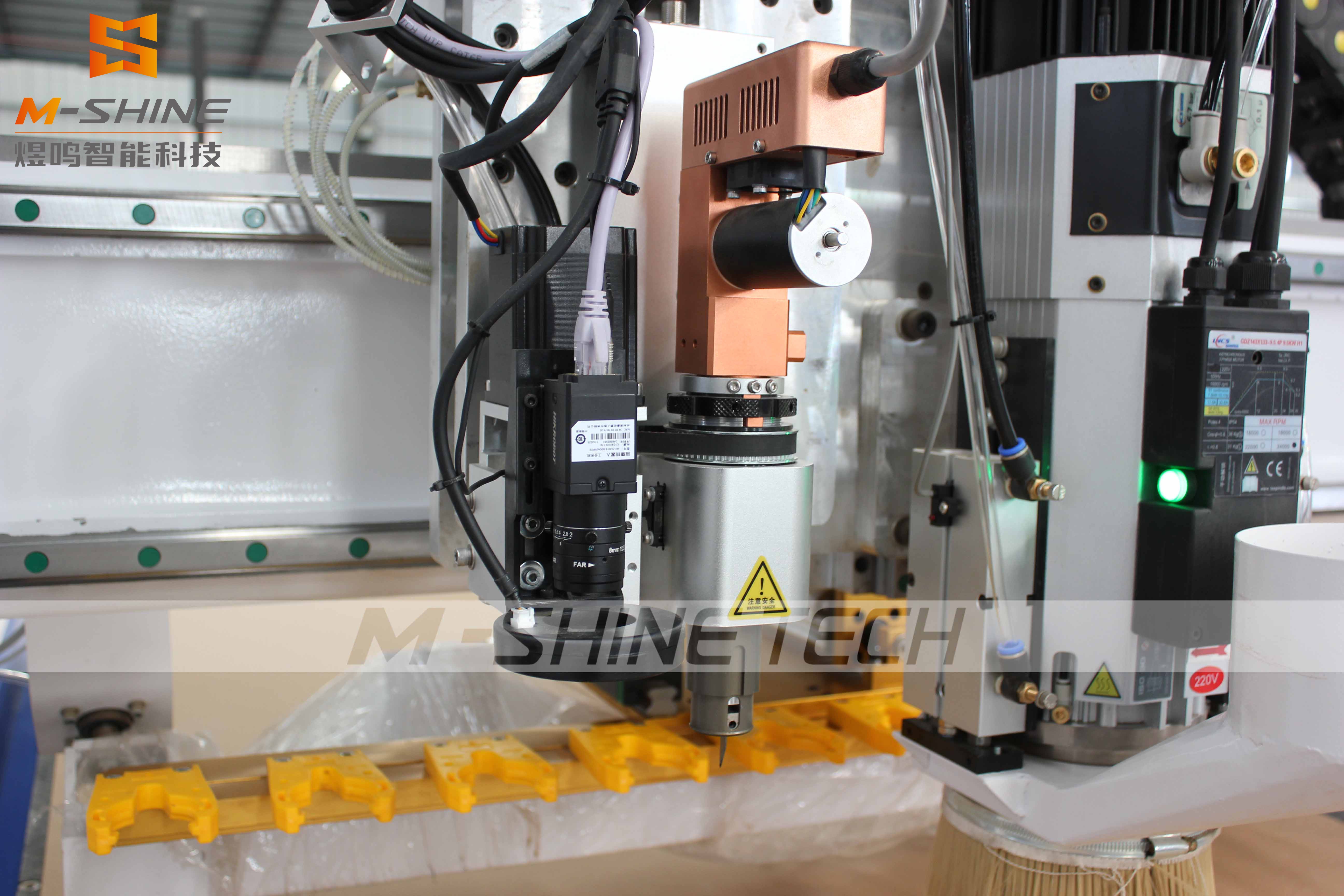 ¿Cuáles son las ventajas de combinar una máquina de corte CNC para carpintería AATC con detección de bordes CCD y cuchilla vibratoria?