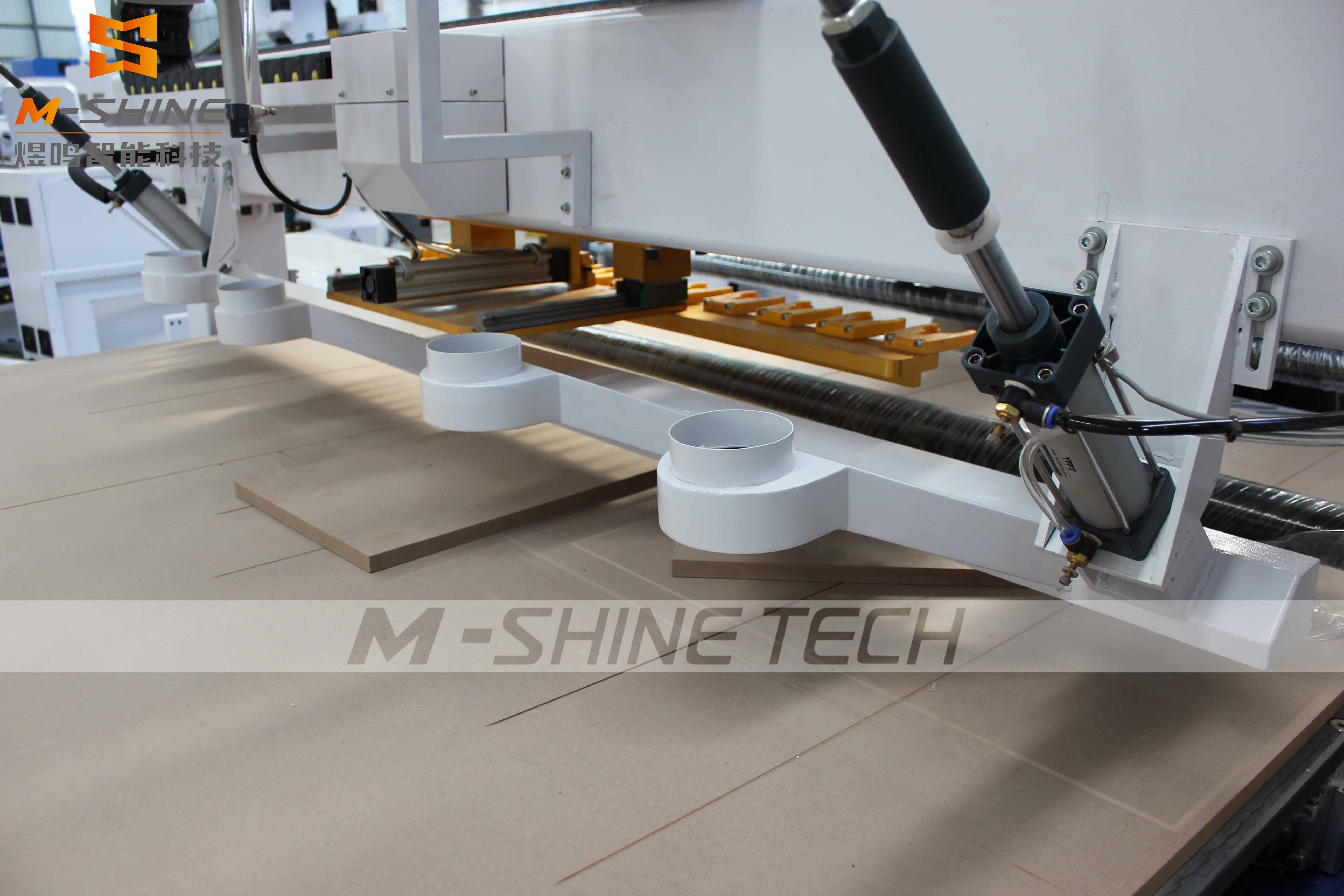 Est-il nécessaire d'installer une fonction de déchargement en un clic pour la machine de gravure CNC ATC de type 1325/2130 pour la menuiserie ?