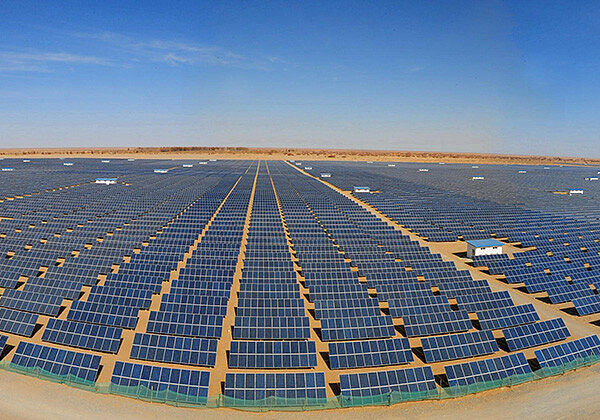 For deserts, Gobi and other vast areas, we provide high-efficiency modules, intelligent tracking brackets and centralized inverters to maximize power generation and return on investment.