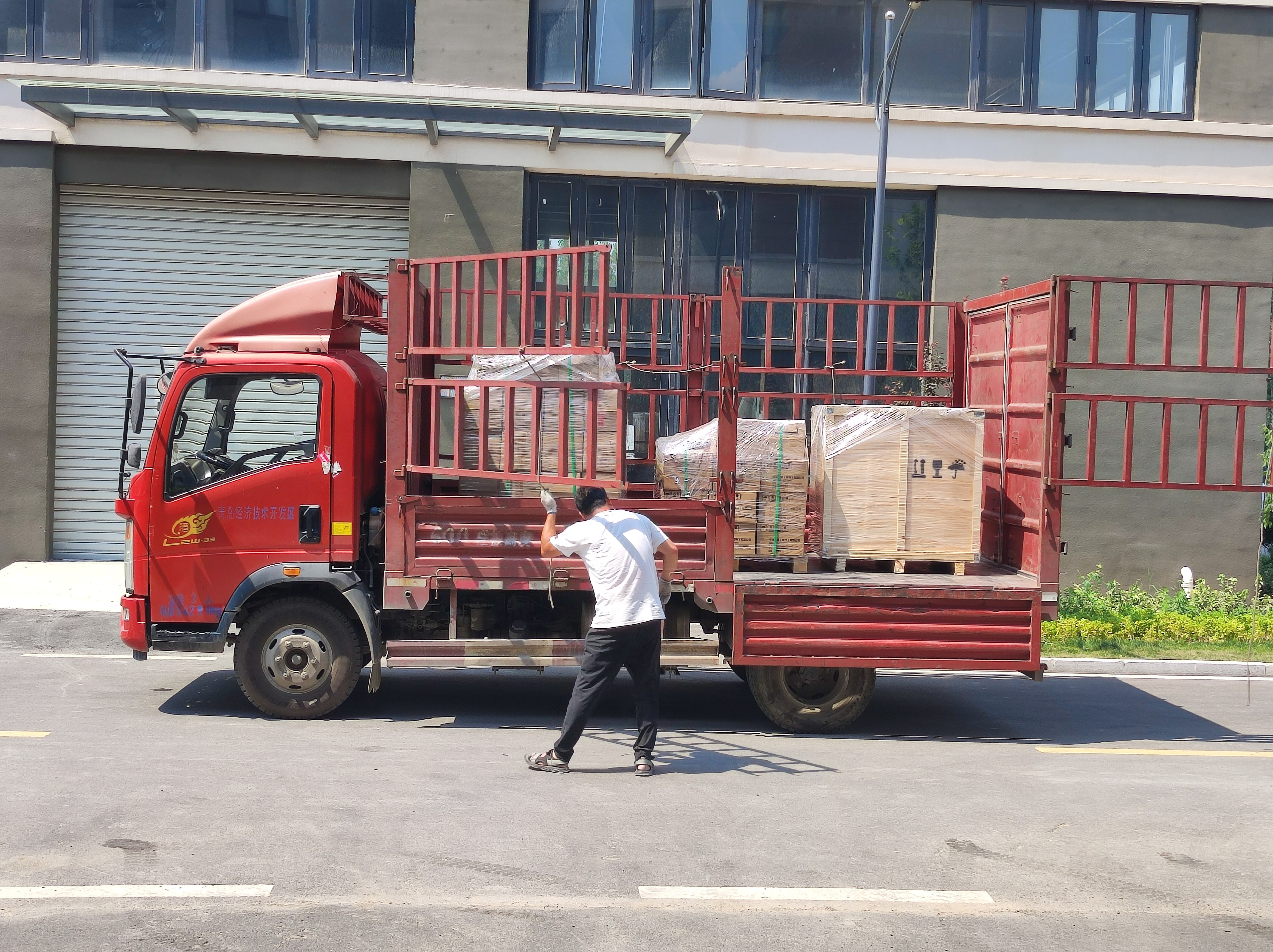 TerraMech fournit des pièces détachées pour chargeuses sur pneus et compacteurs de sol SEM à une entreprise de construction philippine