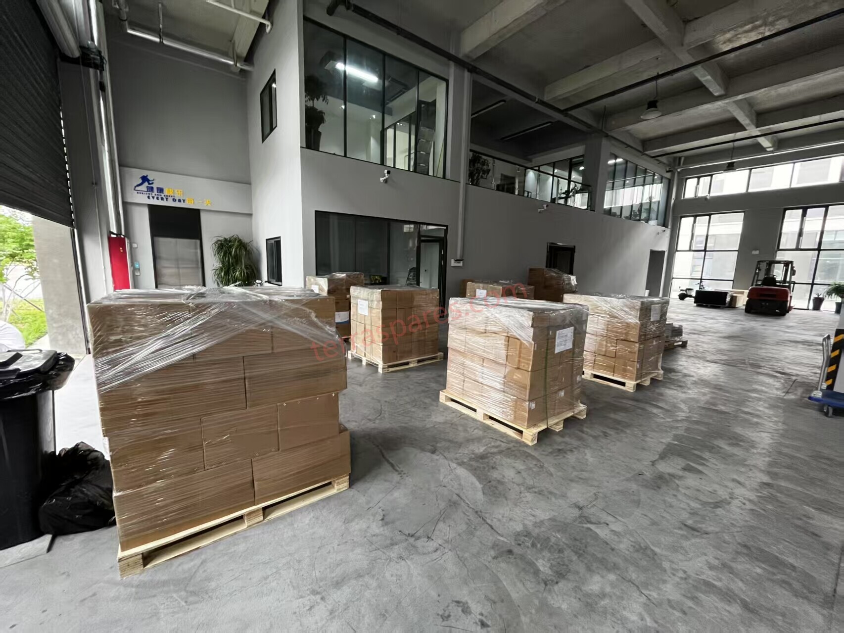 TerraMech Machinery Prépare l'Expédition de Pièces Détachées pour Niveleuses SEM pour un Partenaire Indonésien de Longue Date