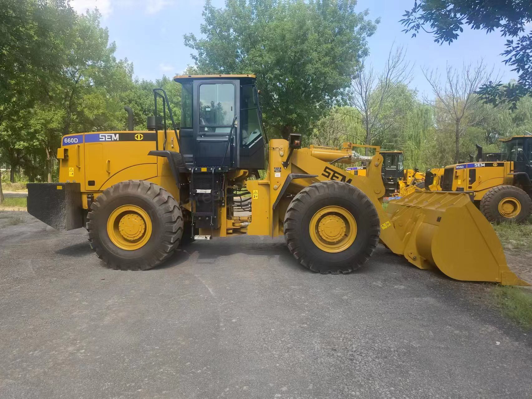 Machines chargeuses sur pneus SEM  SEM 660D chargeuse sur pneus 6 tonnes