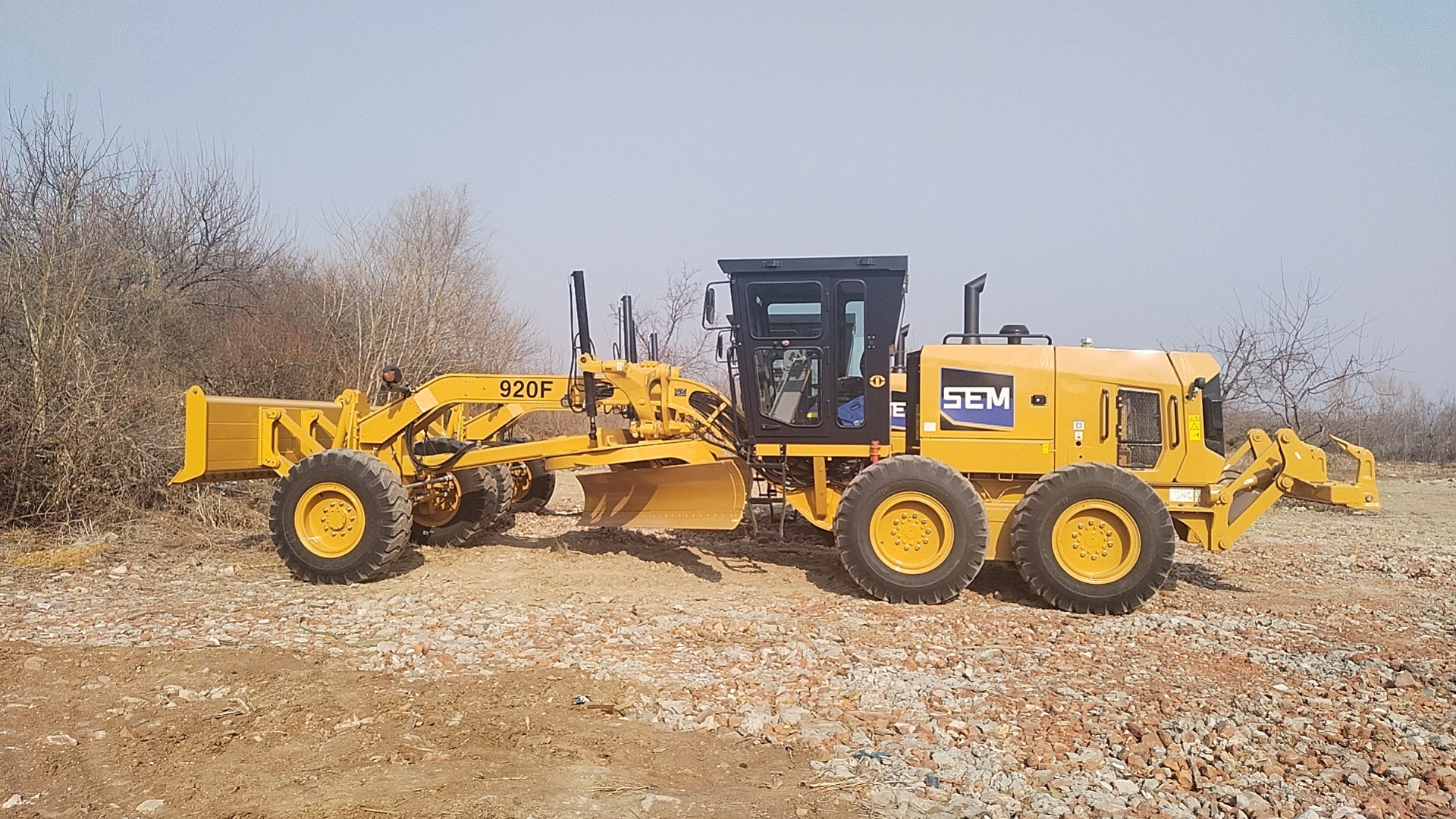 Niveleuse SEM 920F