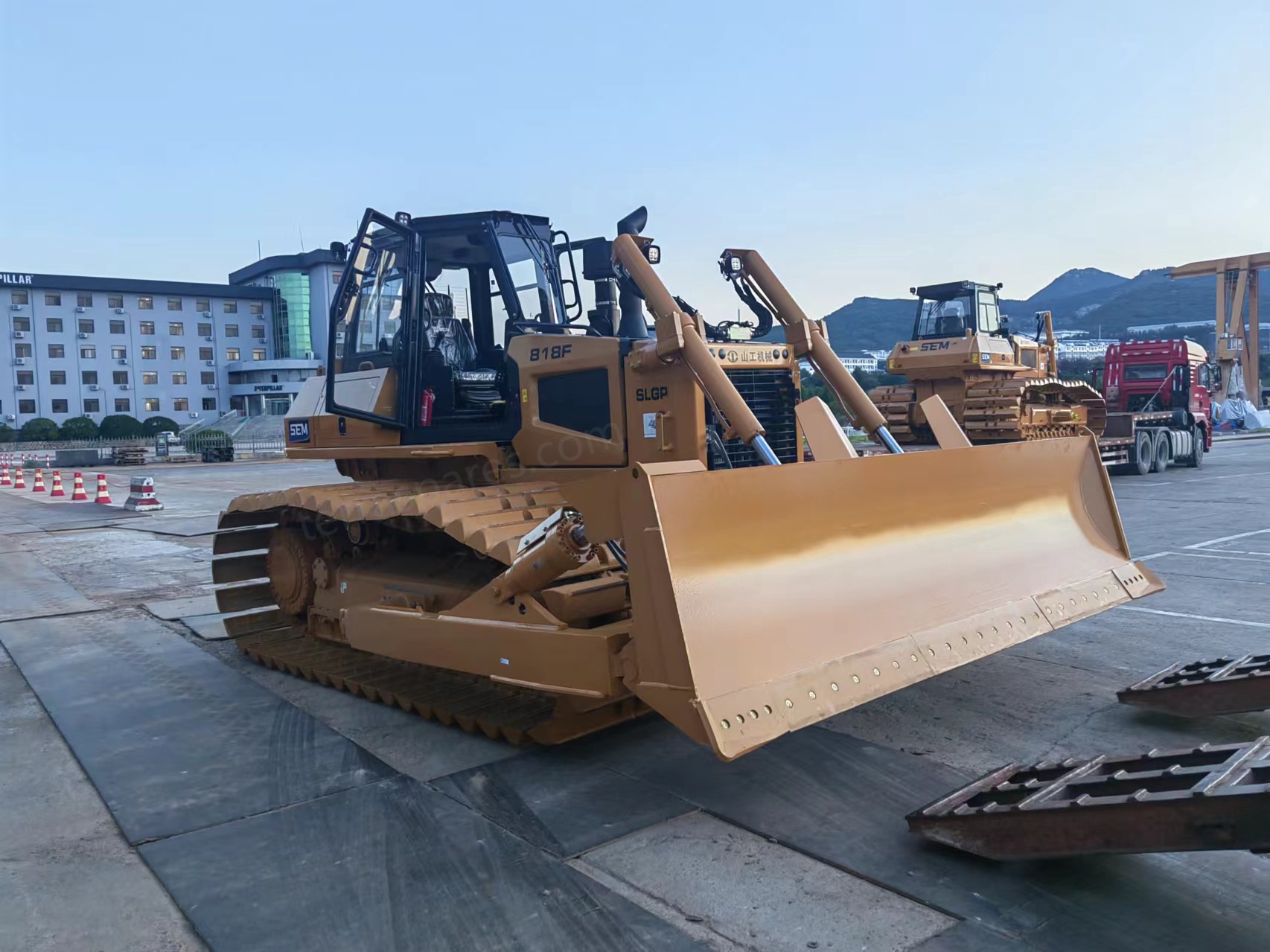 Bulldozer SEM 818F 18 tonnes pour travaux intensifs