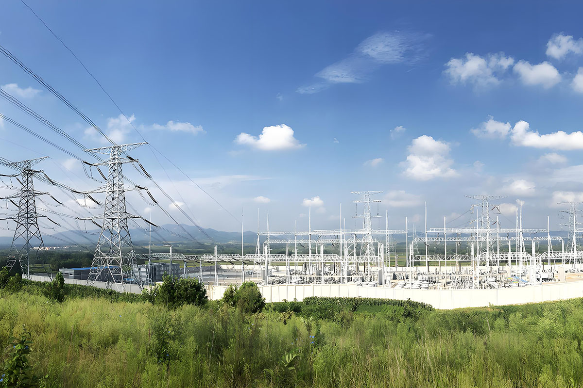 ¿Qué importancia tiene la sincronización horaria de alta precisión para el funcionamiento estable del sistema eléctrico?