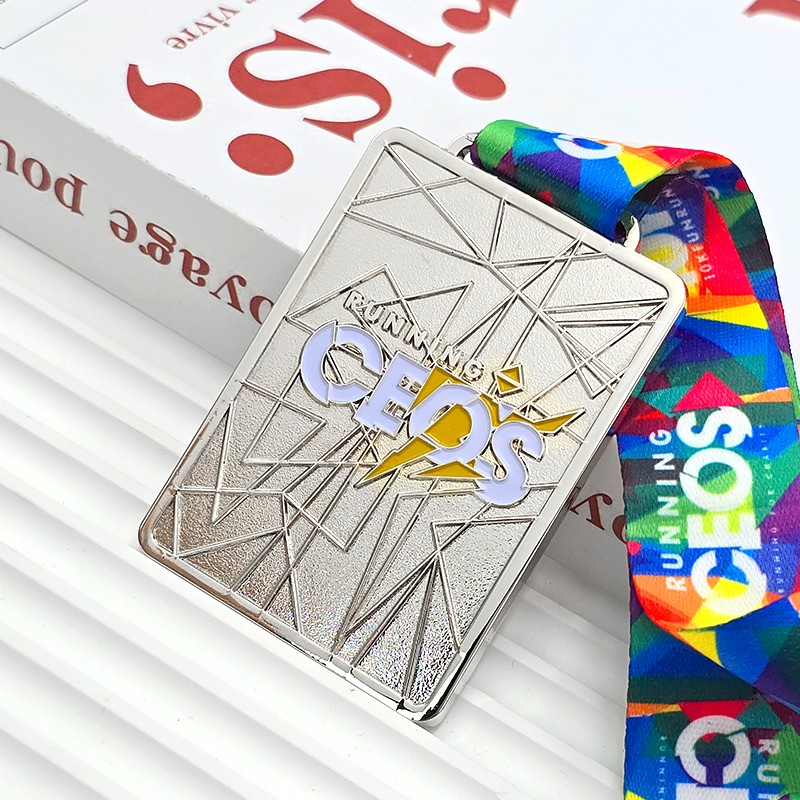 Silver geometric crack 3D relief commemorative medal, metallic running race collectible badge