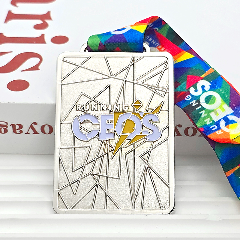 Silver geometric crack 3D relief commemorative medal, metallic running race collectible badge