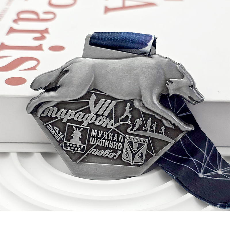 Retro silver metal medal, wolf-shaped 3D marathon commemorative medal, sports event collectible.