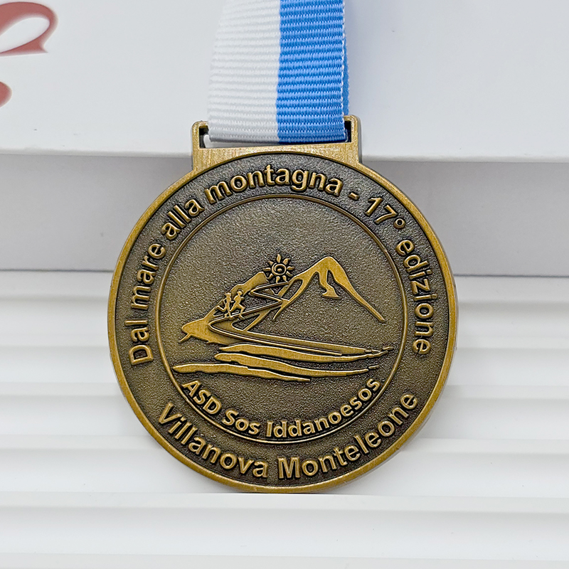 Retro bronze-colored metal medal, commemorative water skiing mountain 3D relief, outdoor sports collectible.