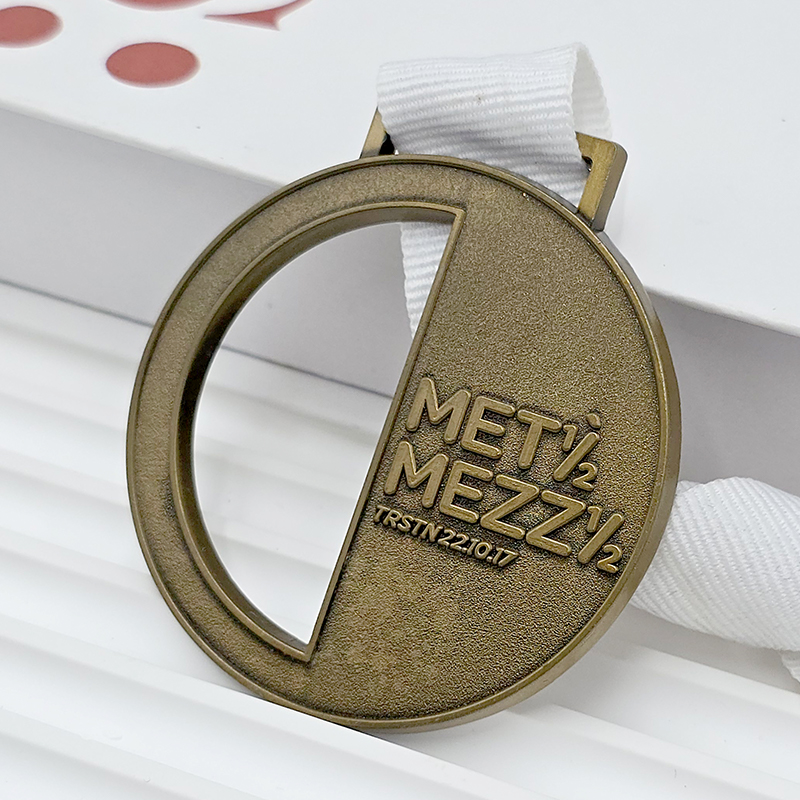 Retro bronze metal medal, commemorative semi-circular openwork design, sports event collectible.