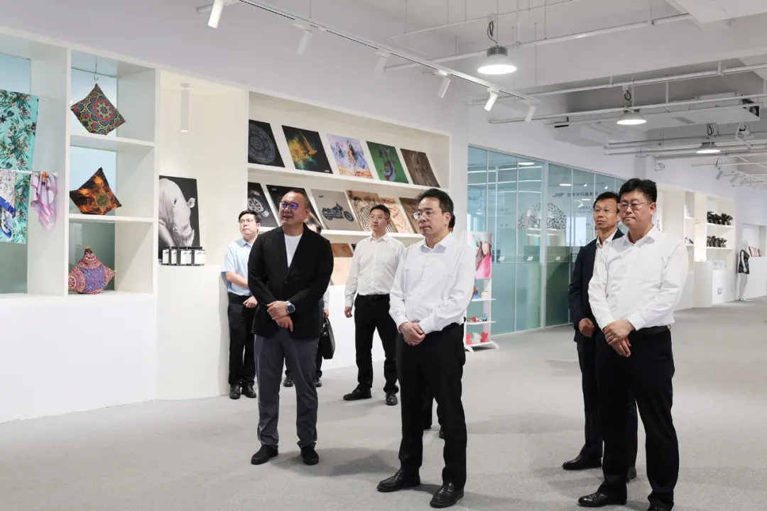 Member of the China Overseas Chinese Federation Party Group and Vice Chairman Lian Xiaomin and his delegation visited Jinhongfeng Technology Group for investigation and research.
