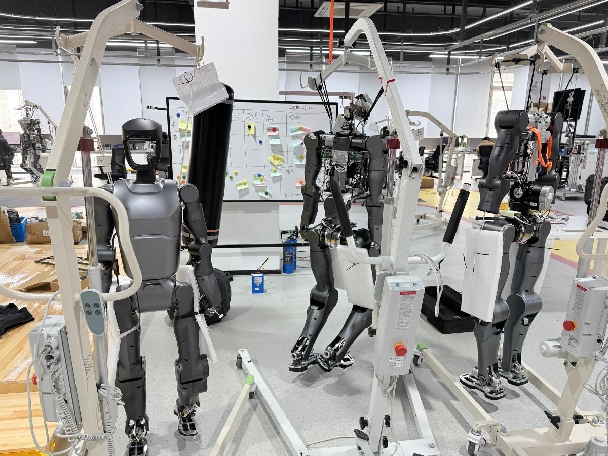 Humanoid robot rotary joint architecture with different actuator requirements for each joint Rotary Joints for Robots: Which Joint Architecture Fits Your Robot Design?